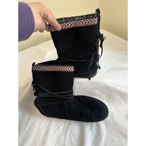 TOMS Size 7 Nepal Black Suede Moccasin Boots Faux Shearling Lining Chevron Aztec
